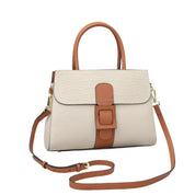 Borsa a mano elegante in pelle beige con dettagli marroni, tracolla regolabile, chiusura a fibbia, design moderno. Accessorio moda donna.