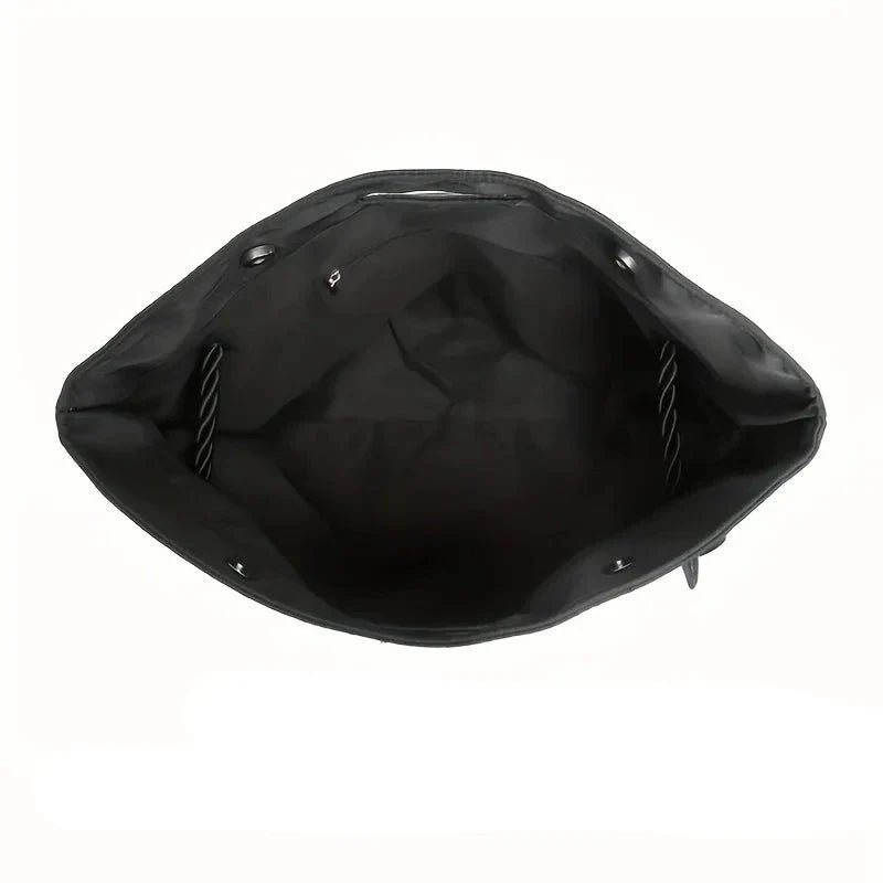 Interno borsa tote nera, spaziosa e resistente, con chiusura a zip e manici robusti. Ideale per shopping e uso quotidiano.