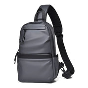Zaino monospalla impermeabile grigio scuro, design moderno, tasche multiple, ideale per viaggi, lavoro, scuola. Materiale resistente e leggero.