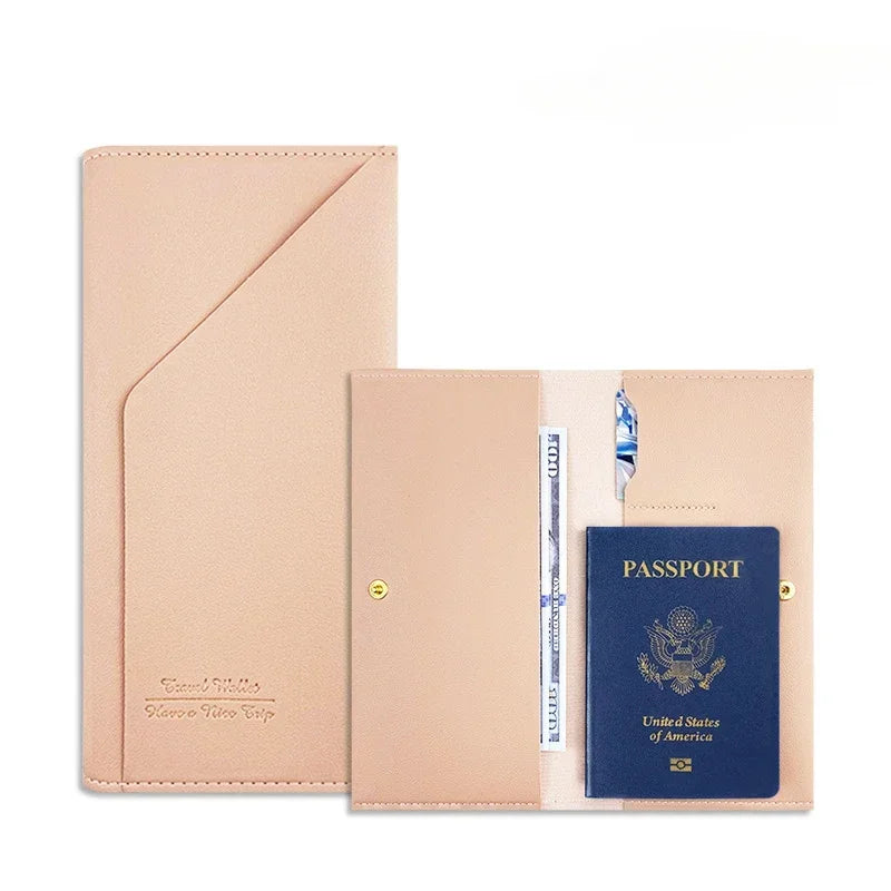 Portafoglio da viaggio in pelle beige con passaporto USA e banconote. Elegante custodia porta documenti, ideale per viaggiatori.