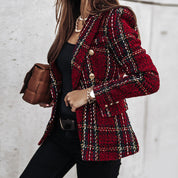 Donna con giacca rossa in tweed a quadri, bottoni dorati, borsa marrone, pantaloni neri. Moda autunnale elegante, stile casual chic.