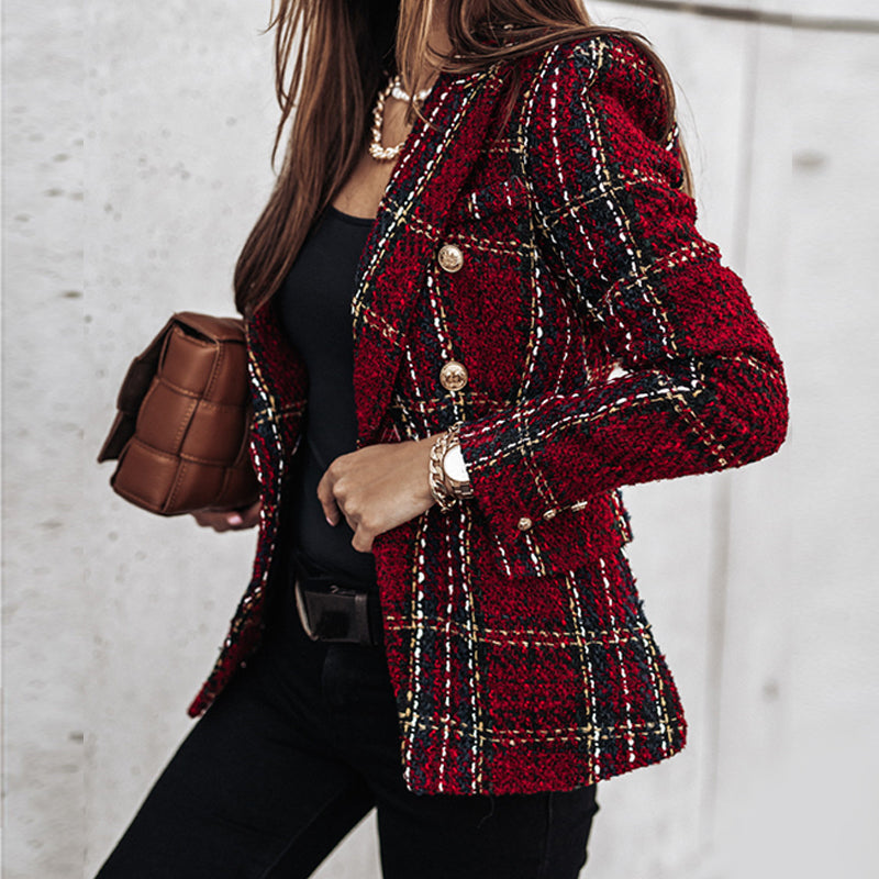 Donna con giacca rossa in tweed a quadri, bottoni dorati, borsa marrone, pantaloni neri. Moda autunnale elegante, stile casual chic.