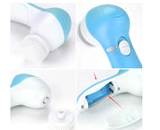 Dispositivo massaggiatore elettrico blu e bianco, con testina intercambiabile e pulsante regolazione velocità. Alimentazione a batterie.