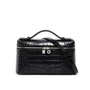 Borsa a tracolla in pelle nera effetto coccodrillo, con manico superiore e chiusura a zip. Design elegante e moderno per moda donna.