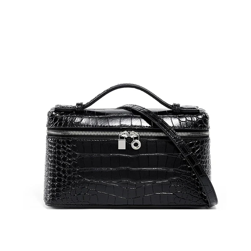 Borsa a tracolla in pelle nera effetto coccodrillo, con zip e manico superiore. Elegante accessorio moda donna.