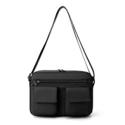 Borsa a tracolla nera in pelle con doppie tasche frontali, chiusura a zip, design elegante e moderno. Accessorio moda uomo e donna.