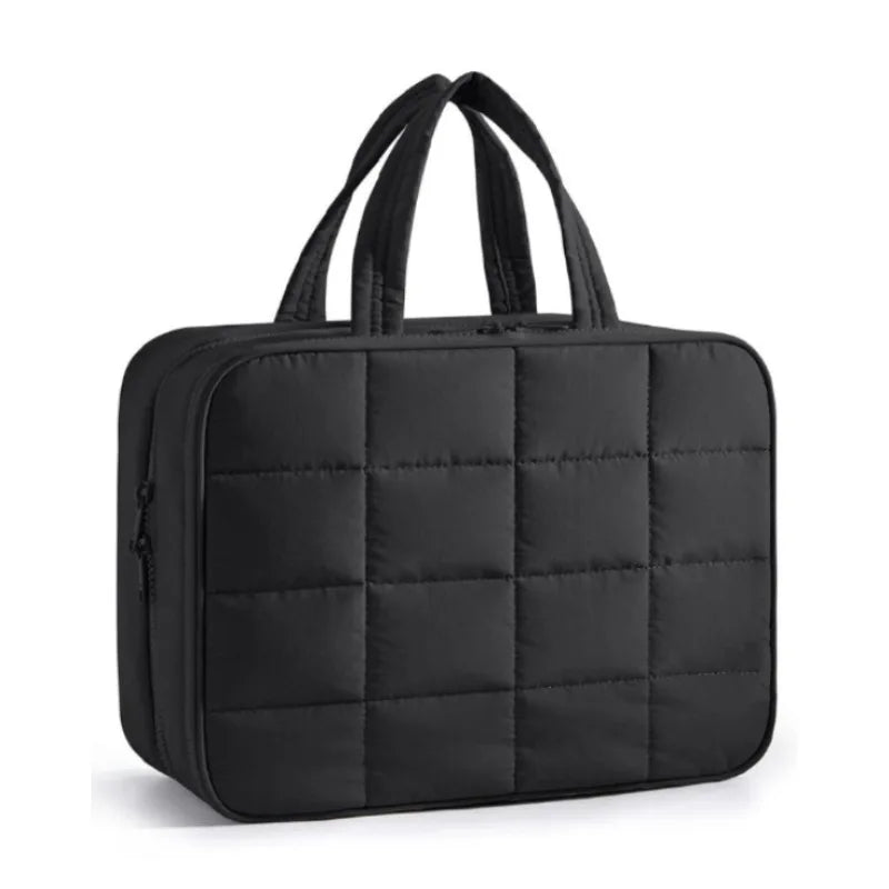 Borsa a tracolla nera imbottita, design trapuntato, manici doppi, ideale per laptop, lavoro e viaggio. Elegante e funzionale.