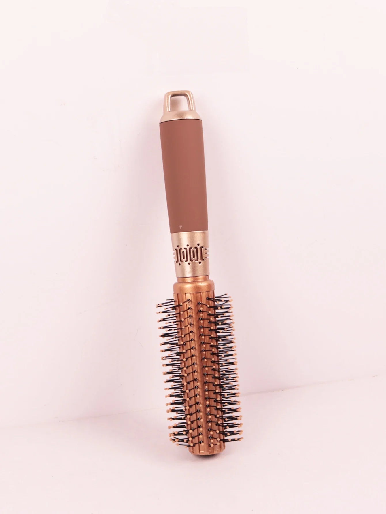 Spazzola termica rotonda in ceramica e setole ioniche, manico ergonomico marrone, ideale per styling capelli lisci e voluminosi.