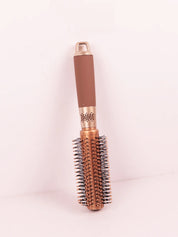 Spazzola termica rotonda in ceramica e setole ioniche, manico ergonomico marrone, ideale per styling capelli lisci e voluminosi.