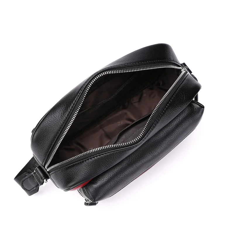 Borsa a tracolla in pelle nera con cerniera aperta, interno foderato marrone. Accessorio moda elegante e pratico per uomo e donna.