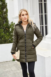 Donna con cappotto invernale verde oliva, zip frontale, tasche laterali, posa all'aperto. Moda femminile, abbigliamento caldo, stile casual.