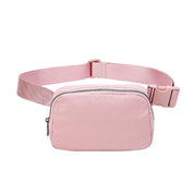 Marsupio rosa in tessuto con cerniera, cintura regolabile e fibbia a scatto. Accessorio moda pratico per donna, ideale per viaggi e attività all'aperto.