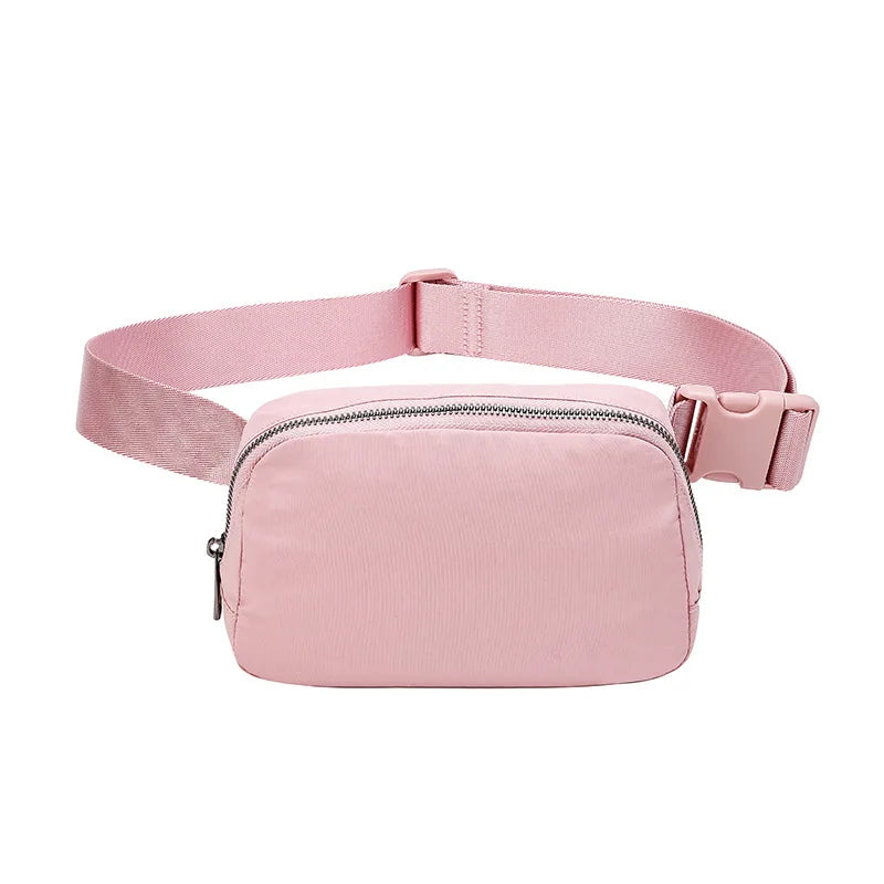 Marsupio rosa in tessuto con cerniera, cintura regolabile e fibbia a scatto. Accessorio moda pratico per donna, ideale per viaggi e attività all'aperto.