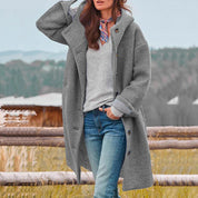 Giacca invernale donna grigia, stile casual, con bottoni, indossata su maglione grigio e jeans. Perfetta per look autunnali e invernali.