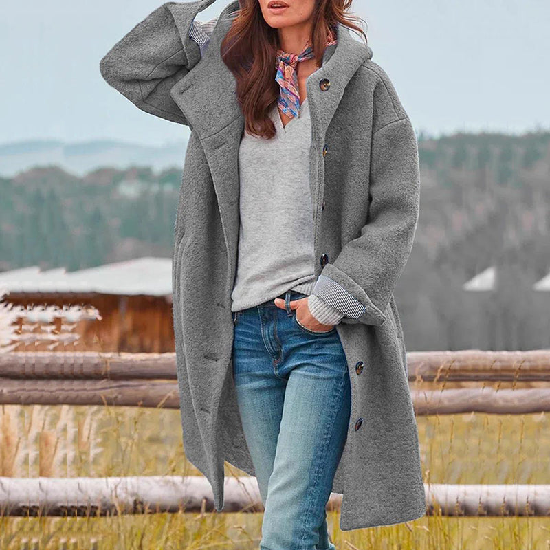 Giacca invernale donna grigia, stile casual, con bottoni, indossata su maglione grigio e jeans. Perfetta per look autunnali e invernali.