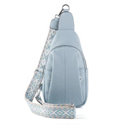 Zaino monospalla in pelle azzurra con tracolla regolabile a motivo geometrico. Design elegante e pratico per moda e comfort quotidiano.