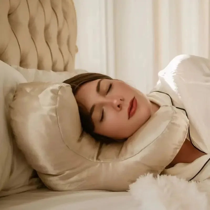 Donna che dorme su cuscino di seta beige, letto elegante, camera da letto lussuosa, comfort e relax, biancheria da letto di alta qualità.