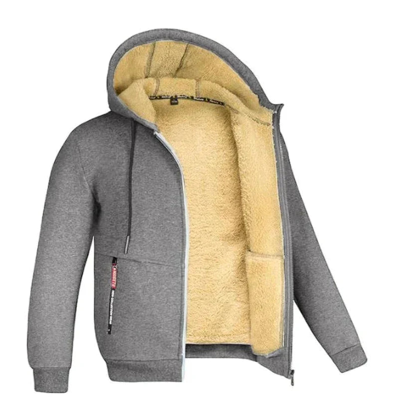 Giacca felpata con cappuccio grigia, interno in pelliccia sintetica beige, zip frontale, tasche laterali. Abbigliamento invernale caldo e casual.
