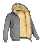 Giacca felpata con cappuccio grigia, interno in pelliccia sintetica beige, zip frontale, tasche laterali. Abbigliamento invernale caldo e casual.