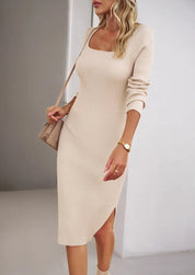 Abito midi beige a coste, maniche lunghe, scollo quadrato, indossato da donna con borsa a tracolla. Elegante e casual, perfetto per l'autunno.