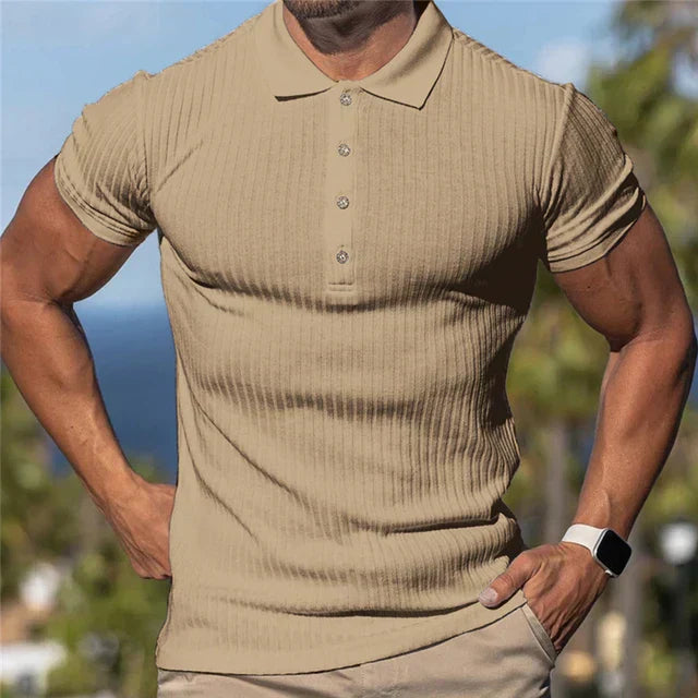 Maglietta polo beige da uomo, aderente, a maniche corte, con colletto e bottoni, ideale per look casual ed eleganti. Sfondo naturale.