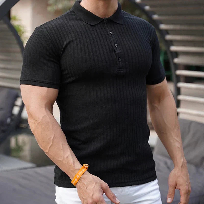 Maglietta polo nera a coste per uomo, maniche corte, vestibilità aderente, stile casual elegante, perfetta per moda estiva e abbigliamento quotidiano.