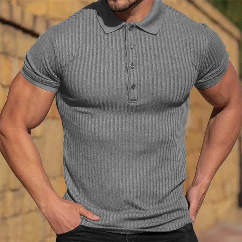 Maglietta polo grigia a coste per uomo, maniche corte, vestibilità aderente, stile casual, perfetta per moda estiva e abbigliamento quotidiano.