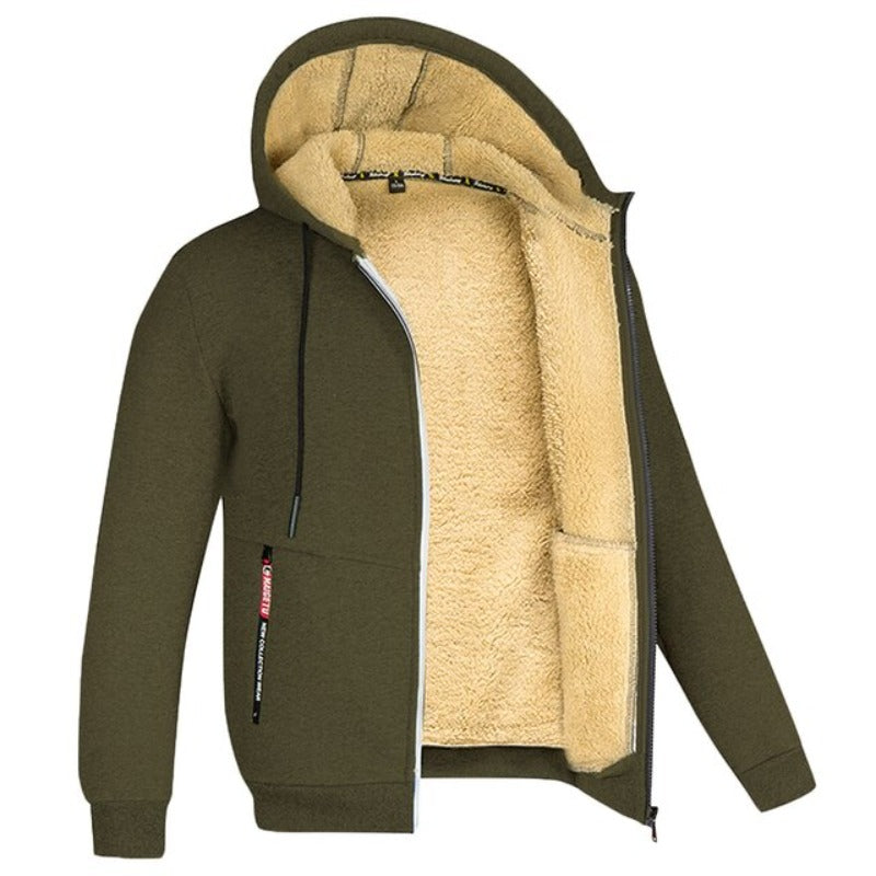 Giacca invernale uomo con cappuccio, colore verde oliva, interno in pelliccia sintetica beige, zip frontale, tasche laterali. Abbigliamento caldo e casual.