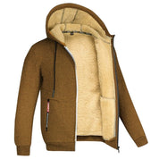 Giacca invernale marrone con cappuccio, interno in pelliccia sintetica beige, chiusura zip, tasche laterali con cerniera. Abbigliamento caldo uomo.