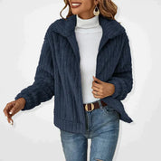 Giacca in pile blu scuro da donna, design casual, abbinata a dolcevita bianco e jeans. Moda autunnale, stile elegante e confortevole.