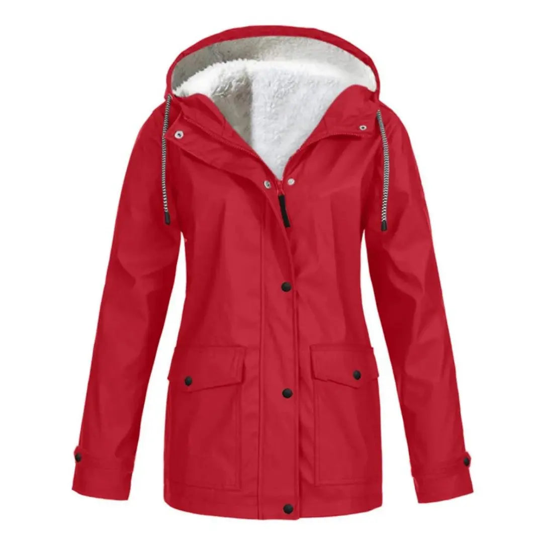 Giacca impermeabile rossa con cappuccio, fodera in pelliccia sintetica, tasche frontali e chiusura a bottoni. Ideale per l'inverno e attività all'aperto.