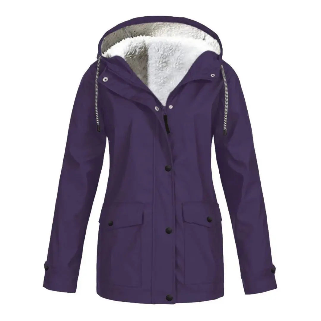 Giacca invernale viola con cappuccio foderato in pelliccia sintetica, chiusura a bottoni, tasche frontali. Ideale per moda donna e abbigliamento caldo.