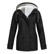 Giacca invernale nera da donna con cappuccio, fodera in pelliccia sintetica, chiusura a zip e bottoni, tasche frontali. Ideale per climi freddi.