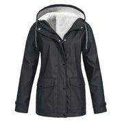 Giacca impermeabile nera da donna con cappuccio, fodera in pelliccia sintetica, tasche frontali, chiusura a bottoni. Ideale per l'inverno e attività outdoor.