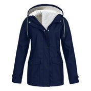 Giacca impermeabile blu scuro con cappuccio, fodera in pelliccia sintetica, chiusura a bottoni, tasche frontali. Ideale per l'inverno e attività all'aperto.