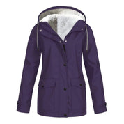 Giacca invernale viola con cappuccio, fodera in pelliccia sintetica, chiusura a bottoni, tasche frontali. Abbigliamento donna caldo e impermeabile.