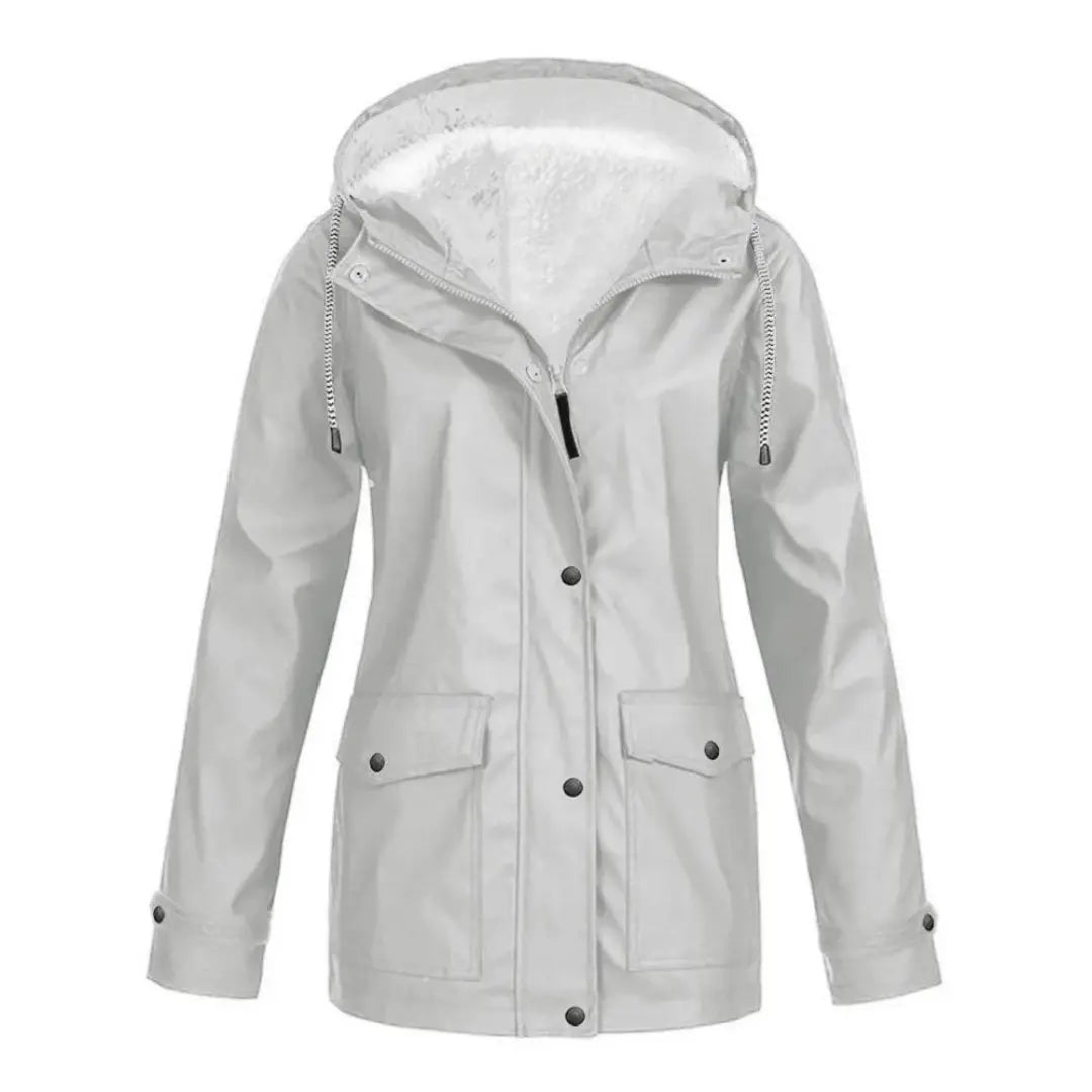 Giacca impermeabile donna grigia con cappuccio, chiusura a bottoni, tasche frontali. Ideale per pioggia, moda autunnale, abbigliamento outdoor.