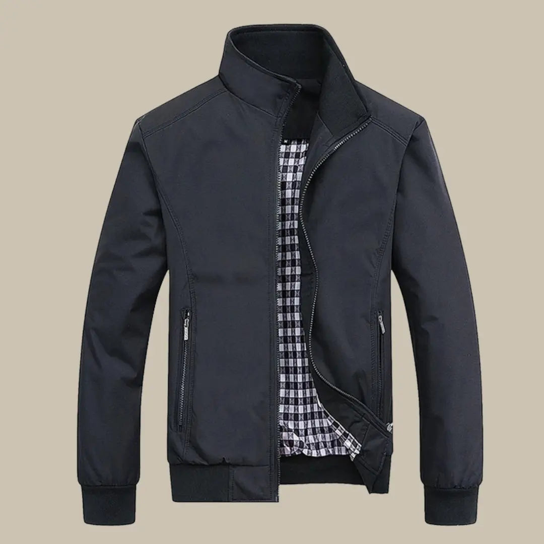 Giacca nera da uomo con cerniera, colletto rialzato e fodera a quadri. Design casual ed elegante, ideale per l'autunno e l'inverno.