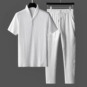 Completo estivo uomo bianco, maglietta e pantaloni in cotone leggero, design casual elegante, ideale per moda estiva e abbigliamento quotidiano.