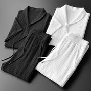 Set pigiama uomo in cotone, nero e bianco, con camicia a maniche lunghe e pantaloni con coulisse. Tessuto leggero e traspirante.