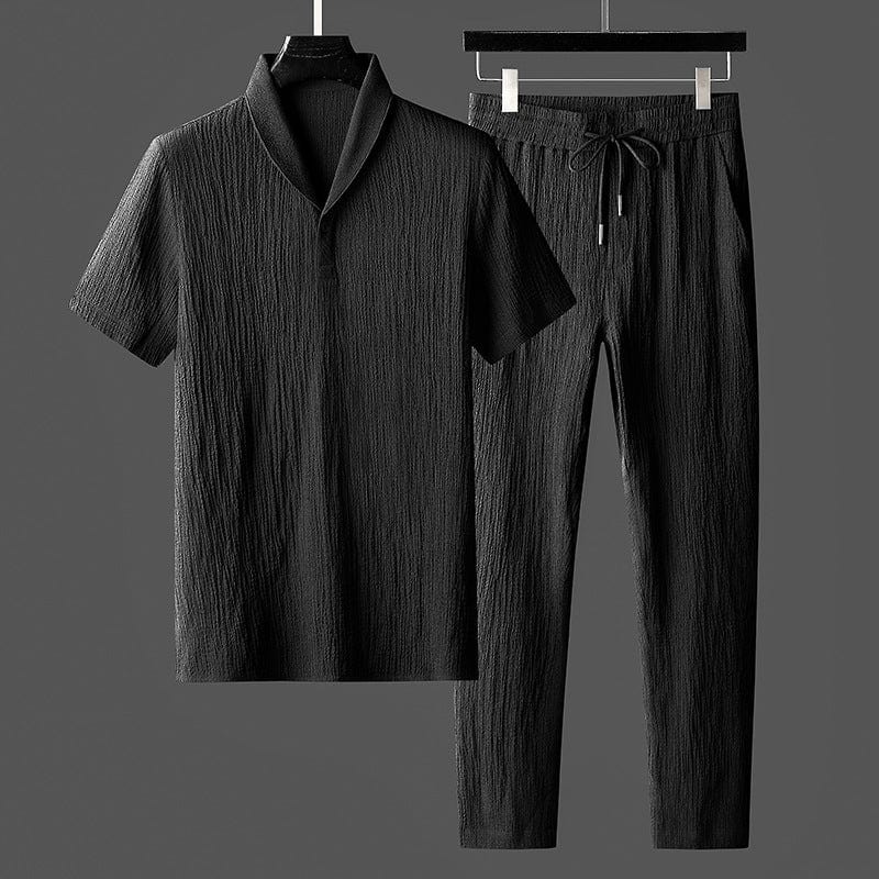 Completo uomo nero in tessuto strutturato, camicia a maniche corte e pantaloni con coulisse. Elegante abbigliamento estivo casual.