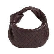 Borsa a spalla intrecciata in pelle marrone scuro, design moderno, accessorio moda donna, elegante e versatile per ogni occasione.