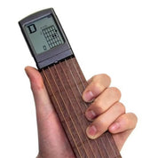 Dispositivo portatile per esercizi di chitarra, con display LCD per accordi e tasti, ideale per pratica musicale e apprendimento.