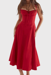 Abito lungo rosso elegante con spalline, scollo a cuore e gonna ampia. Perfetto per eventi formali e serate speciali. Moda donna, abbigliamento chic.