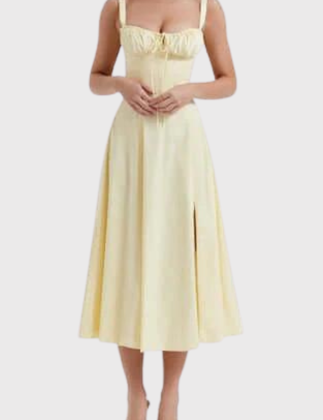 Abito midi giallo chiaro con spalline larghe, scollo a cuore e spacco frontale. Elegante e perfetto per occasioni estive.