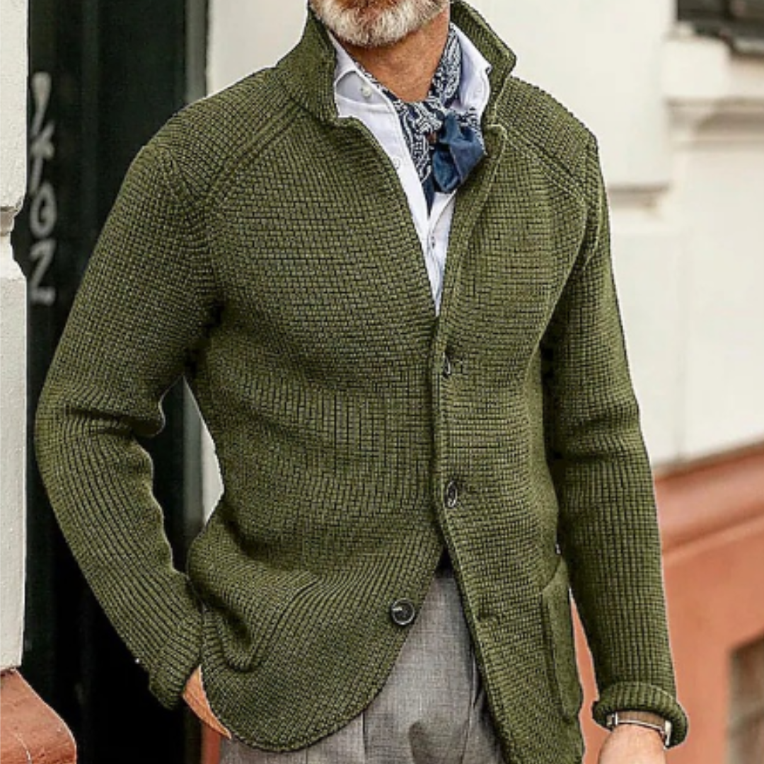 Giacca cardigan verde oliva da uomo, stile casual elegante, abbinata a camicia bianca e foulard blu. Moda autunnale, tessuto a maglia.