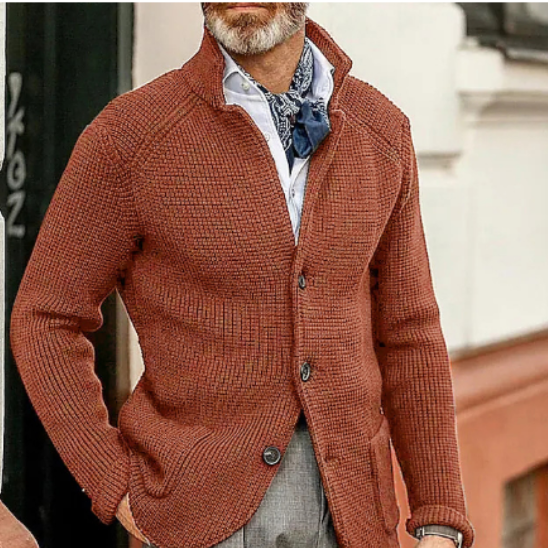 Giacca cardigan uomo in maglia marrone, abbinata a camicia bianca e foulard blu. Moda autunnale elegante, stile casual chic.