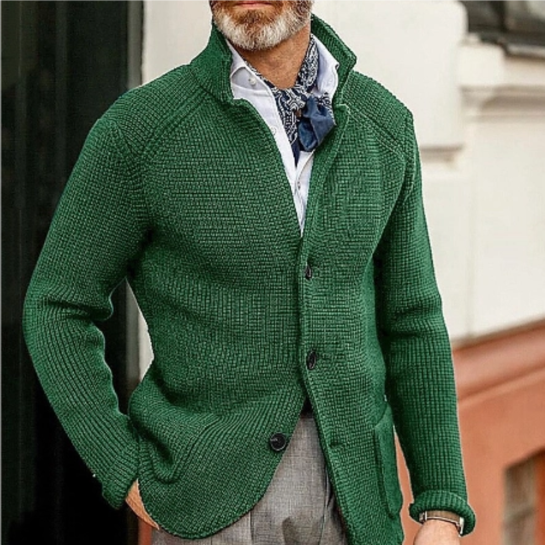 Giacca cardigan verde uomo, elegante e casual, abbinata a camicia bianca e foulard blu. Moda maschile autunnale, stile sofisticato.