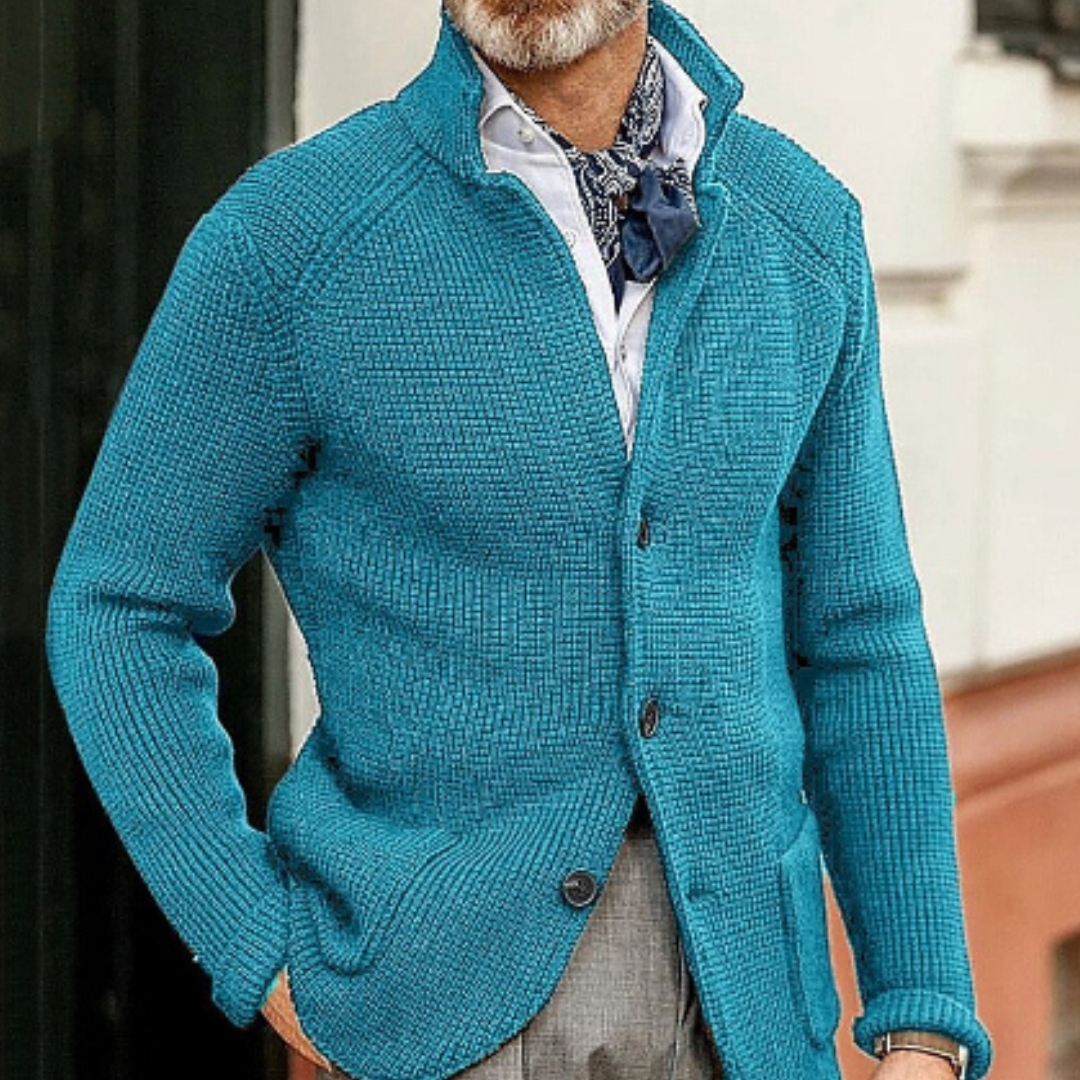 Giacca uomo in maglia blu, stile casual elegante, abbinata a camicia bianca e cravatta blu. Ideale per moda autunnale e invernale.