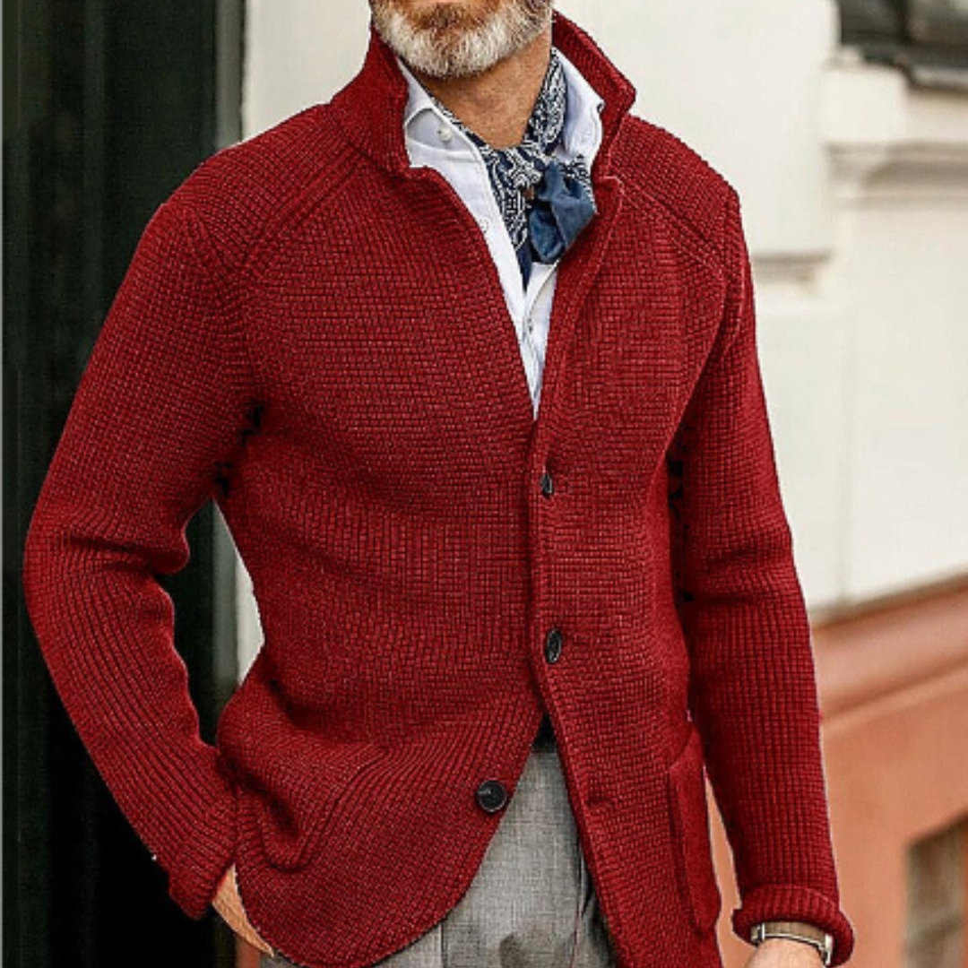 Giacca cardigan rosso uomo, maglia elegante, abbinata a camicia bianca e foulard blu, moda autunno inverno, stile casual chic.